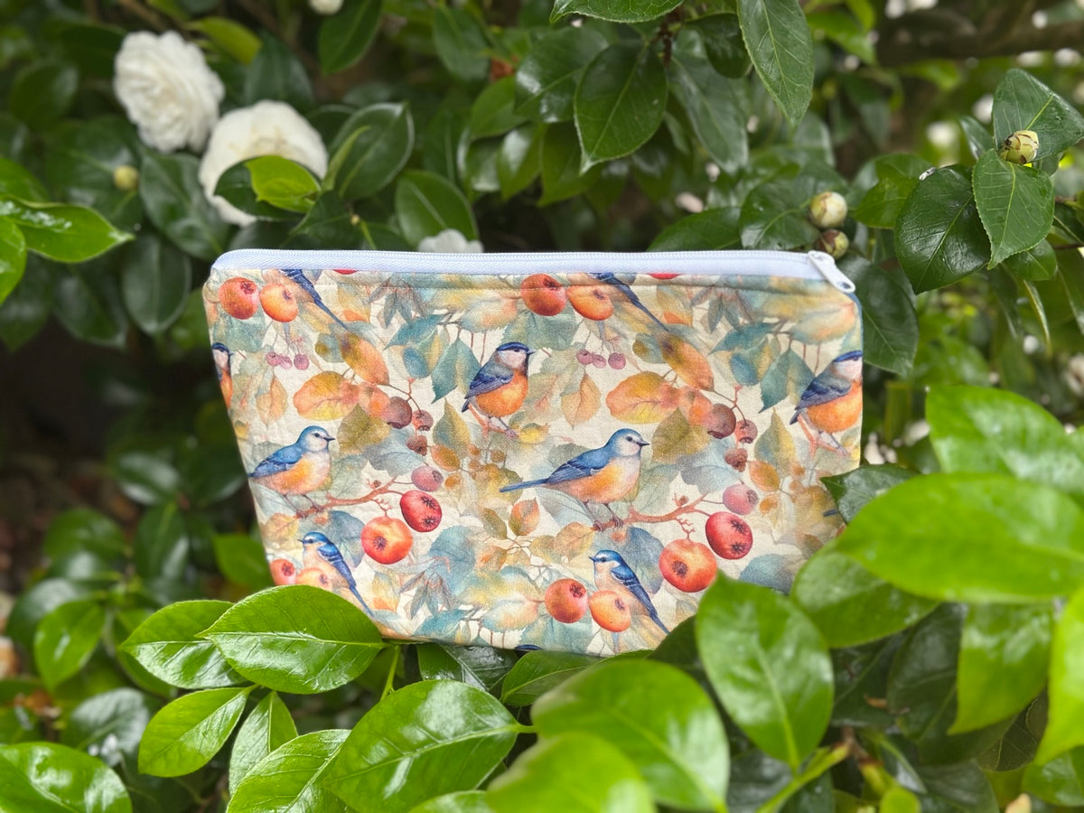 Neceser Paxariños hecho a mano con tela estampada de pájaros y frutos